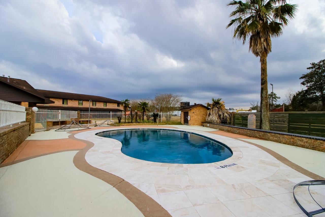 Oyo Pinewood Inn & Suites Silsbee Exterior photo