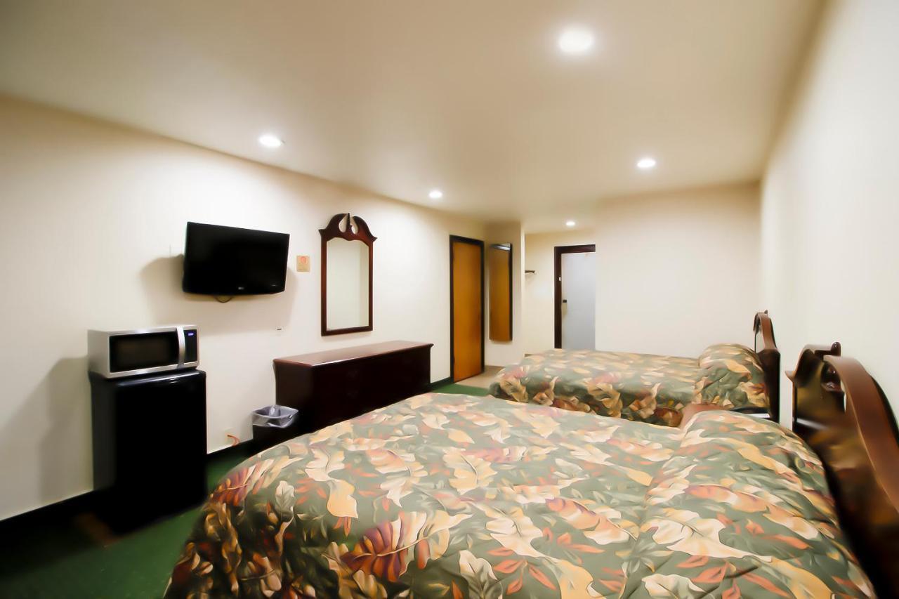Oyo Pinewood Inn & Suites Silsbee Exterior photo