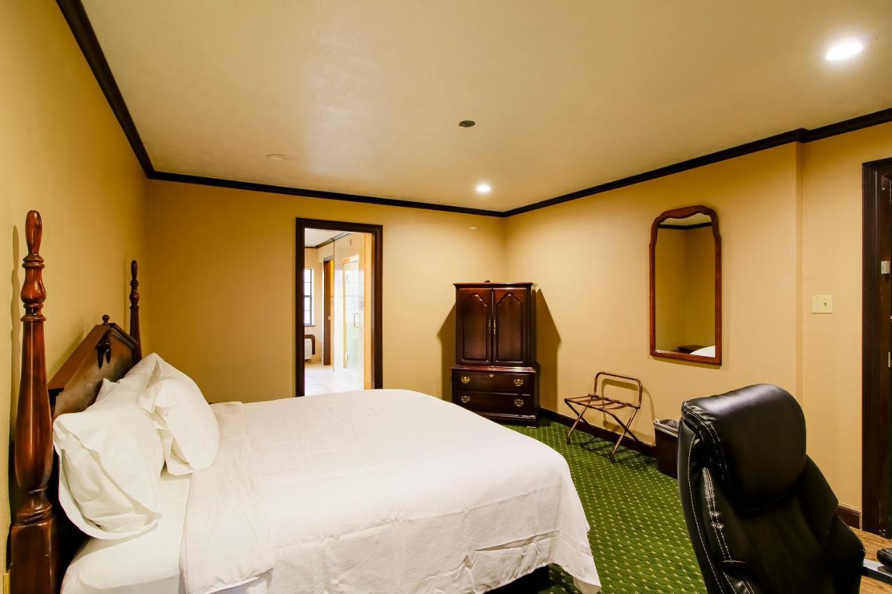Oyo Pinewood Inn & Suites Silsbee Exterior photo