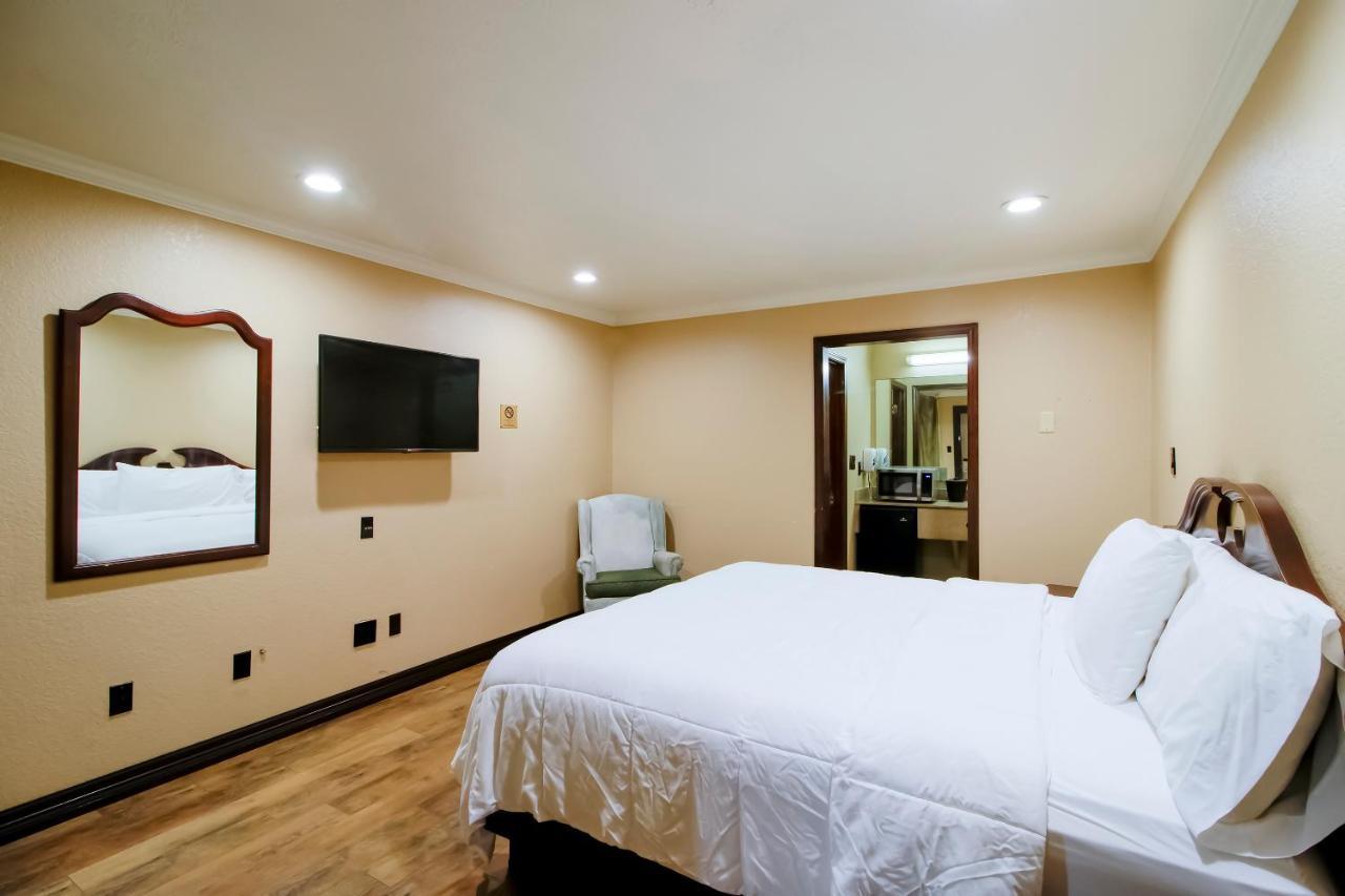 Oyo Pinewood Inn & Suites Silsbee Exterior photo