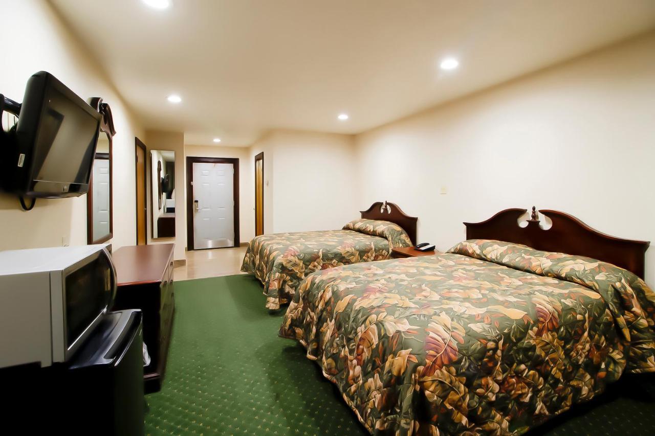 Oyo Pinewood Inn & Suites Silsbee Exterior photo
