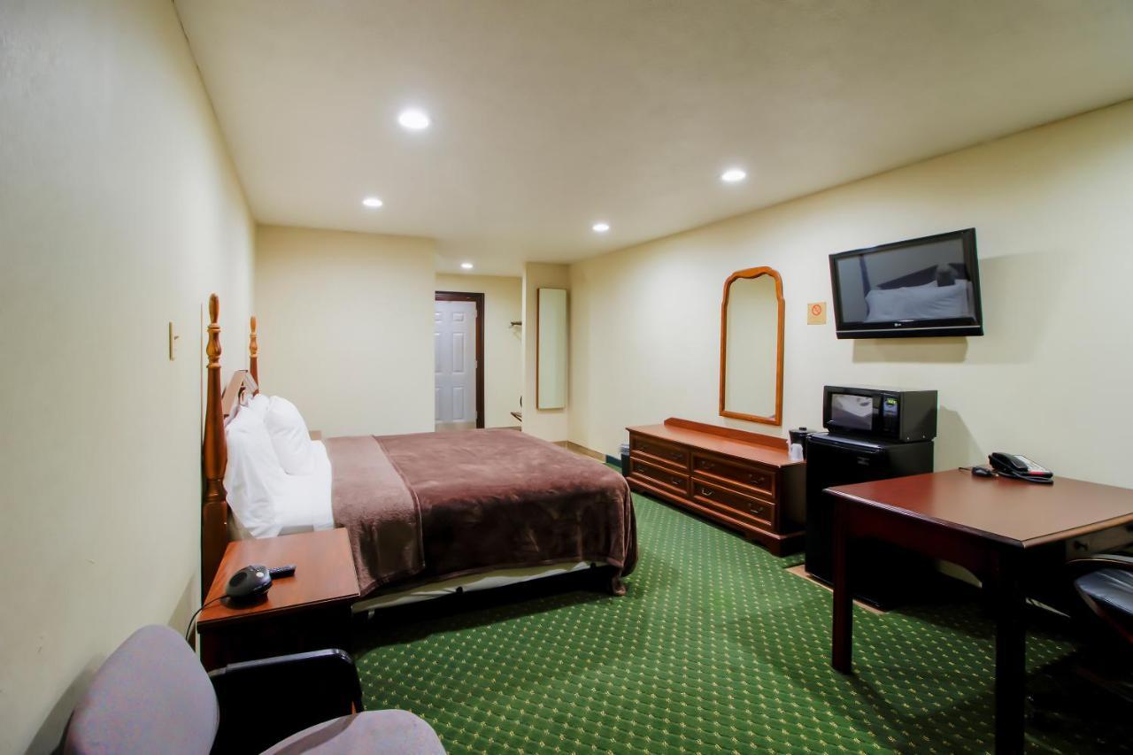 Oyo Pinewood Inn & Suites Silsbee Exterior photo